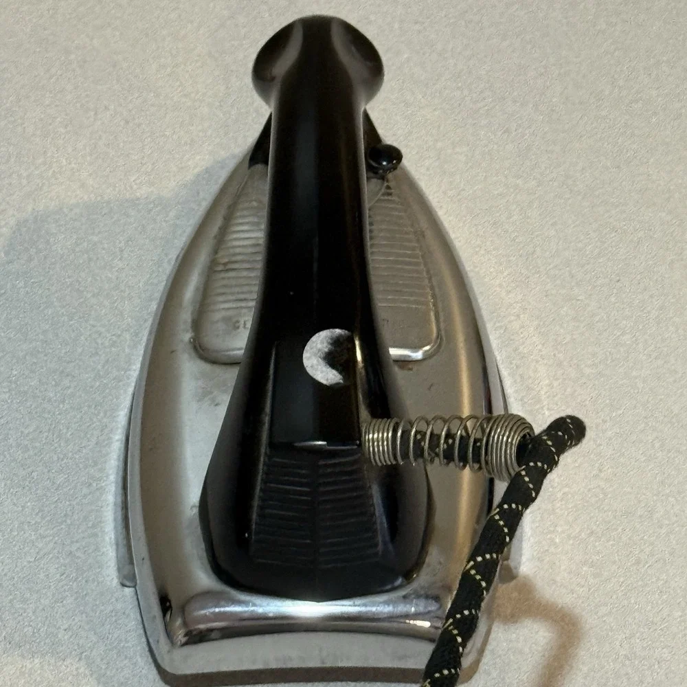 GE ELECTRIC DRY IRON, CAT. NO. 129F32 WATTS 1000, Volts 115 Made In USA Vintage‎